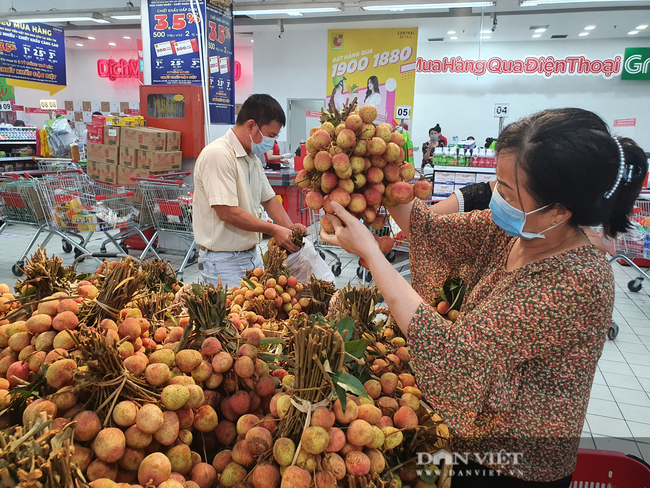 Vải thiều lên kệ siêu thị TP.HCM, giá từ 36.000 đồng/kg, có nơi cháy hàng - Ảnh 1.