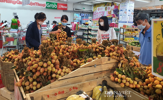 Vải thiều lên kệ siêu thị TP.HCM, giá từ 36.000 đồng/kg, có nơi cháy hàng - Ảnh 4.