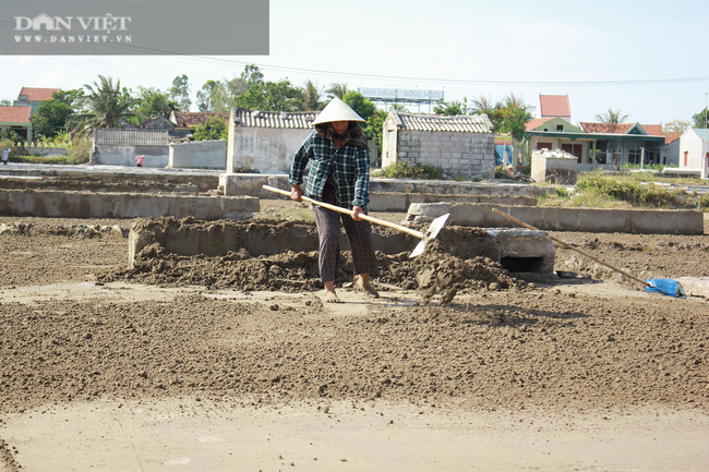 Nghệ An: Diêm dân phơi mình dưới cái nắng 40 độ C - Ảnh 4.