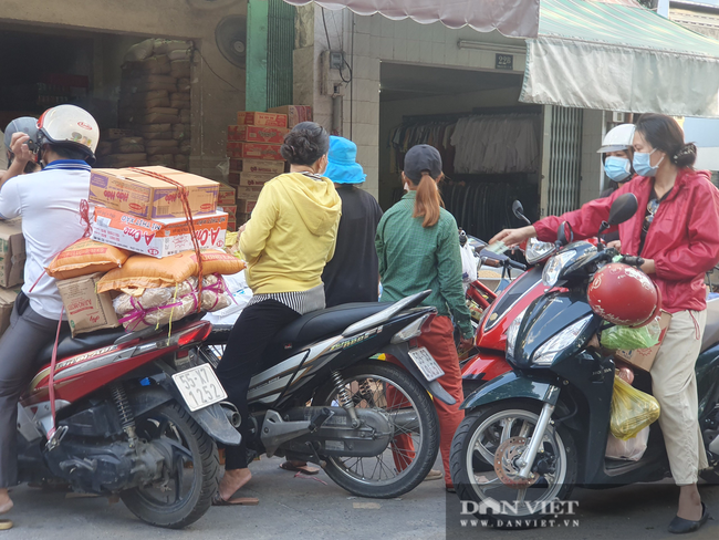 Chợ, siêu thị TP.HCM bán bình thường trong lúc giãn cách xã hội, người dân không cần tích trữ - Ảnh 3.