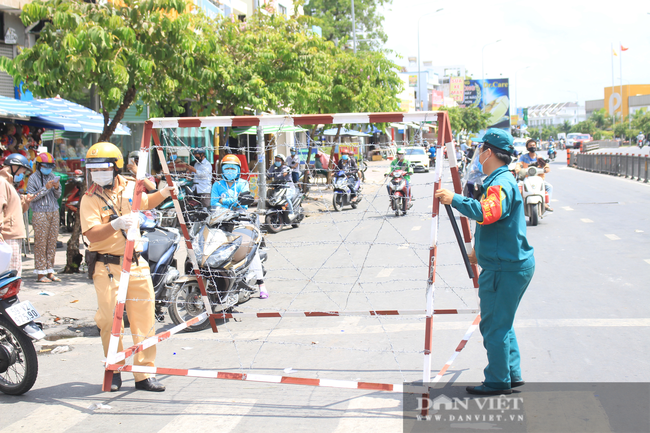 TP.HCM ngày đầu giãn cách xã hội: Dỡ chốt ra khỏi quận Gò Vấp, qua lại phải khai báo y tế - Ảnh 4.