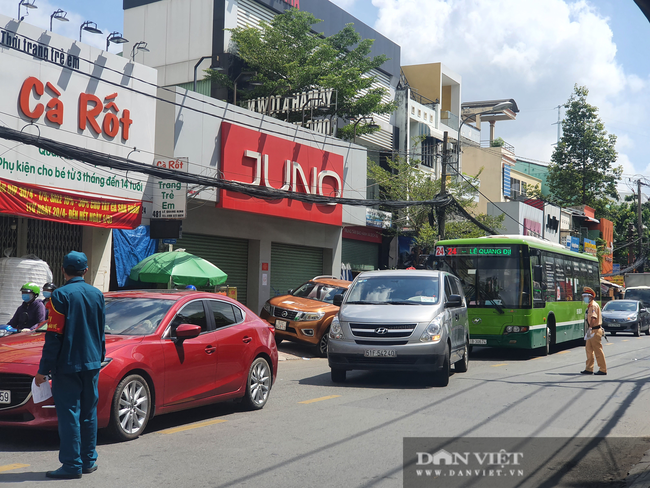 TP.HCM ngày đầu giãn cách xã hội: Dỡ chốt ra khỏi quận Gò Vấp, qua lại phải khai báo y tế - Ảnh 7.