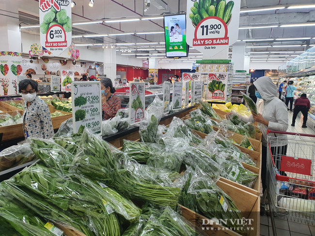 Ngày đầu tiên TP.HCM giãn cách xã hội: Chợ, siêu thị vắng khách, rau củ, thịt cá ê hề, mì gói chất đống - Ảnh 3.