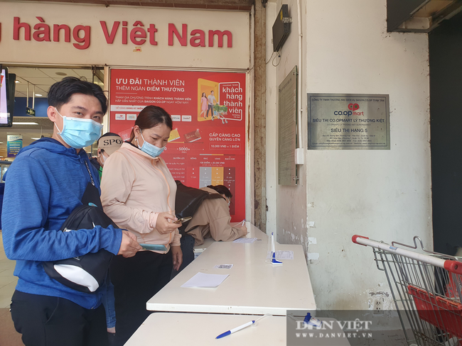 Ngày đầu tiên TP.HCM giãn cách xã hội: Chợ, siêu thị vắng khách, rau củ, thịt cá ê hề, mì gói chất đống - Ảnh 9.