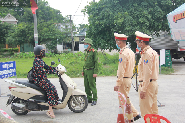 CLIP - ẢNH: Phong toả 2 thôn (xã Tượng Sơn và Việt Tiến, Hà Tĩnh) có trường hợp dương tính với Covid-19 - Ảnh 2.