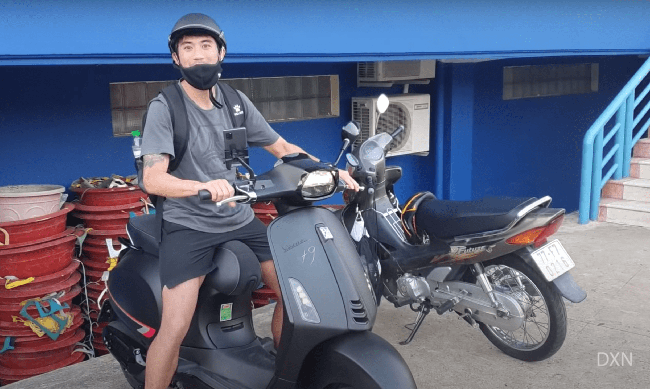 Nhận lương 2 tỷ đồng/tháng, Lee Nguyễn đi... xe máy tới sân tập - Ảnh 1.