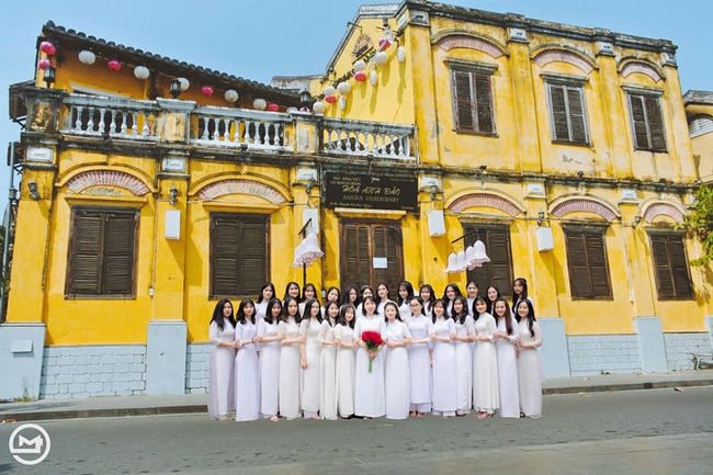 Choáng với bộ ảnh kỷ yếu &quot;đầy mùi điều kiện&quot;, nhưng soi ra có chi tiết &quot;sai sai&quot; - Ảnh 1.