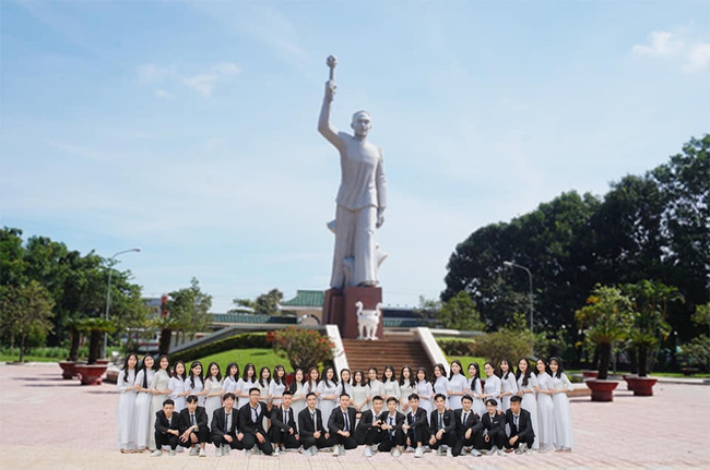 Choáng với bộ ảnh kỷ yếu &quot;đầy mùi điều kiện&quot;, nhưng soi ra có chi tiết &quot;sai sai&quot; - Ảnh 2.