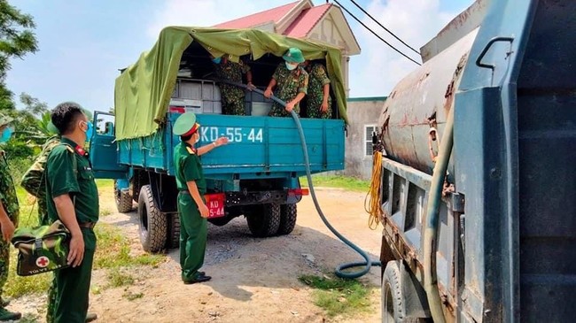 Nghệ An: Hình ảnh nóng khi phong toả 5 thôn ở xã có ca nhiễm Covid-19 cộng đồng   - Ảnh 4.