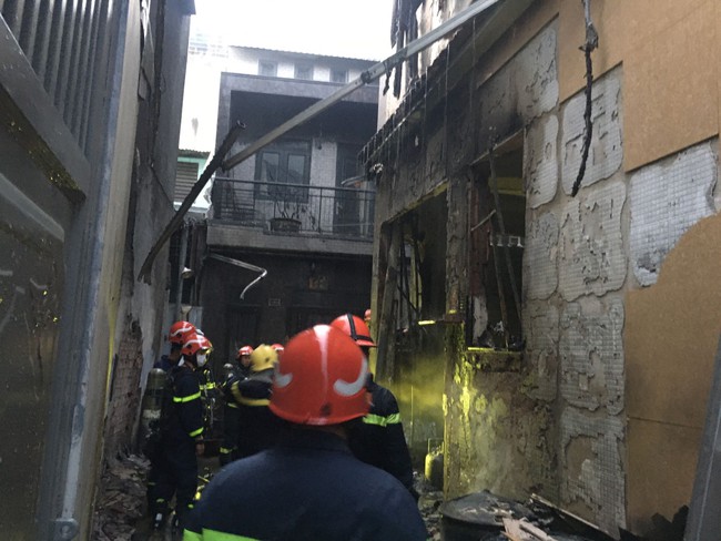 NÓNG: Cháy nhà ở TP.HCM, 7 người tử vong - Ảnh 1.