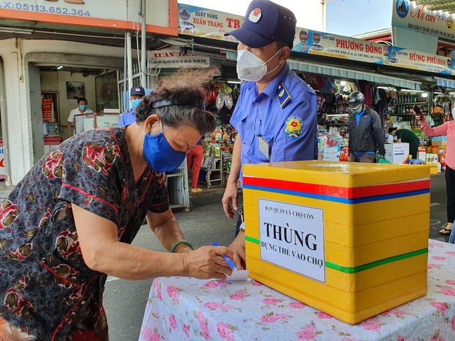 ẢNH: Người dân ngậm ngùi ra về trong ngày đầu áp dụng thẻ ra vào chợ tại Đà Nẵng  - Ảnh 2.