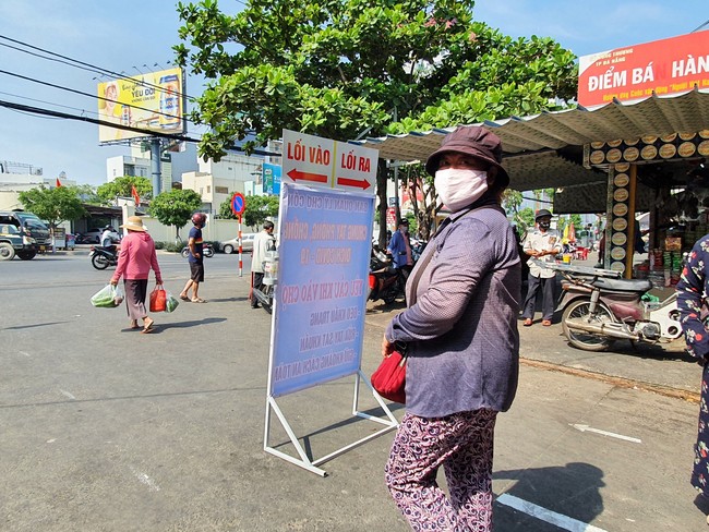 ẢNH: Người dân ngậm ngùi ra về trong ngày đầu áp dụng thẻ ra vào chợ tại Đà Nẵng  - Ảnh 7.