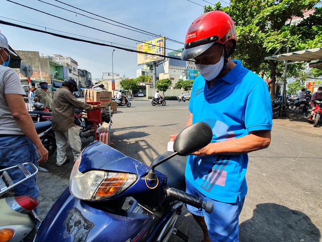 ẢNH: Người dân ngậm ngùi ra về trong ngày đầu áp dụng thẻ ra vào chợ tại Đà Nẵng  - Ảnh 8.