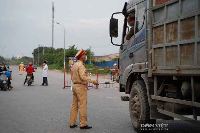 Thuận Thành lập “kỷ lục”  77 ca cộng dồn, hàng trăm phương tiện quay đầu xe, người dân tranh thủ tiếp tế lương thực - Ảnh 4.