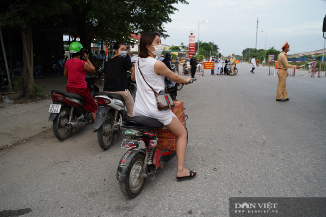 Thuận Thành lập “kỷ lục”  77 ca cộng dồn, hàng trăm phương tiện quay đầu xe, người dân tranh thủ tiếp tế lương thực - Ảnh 6.