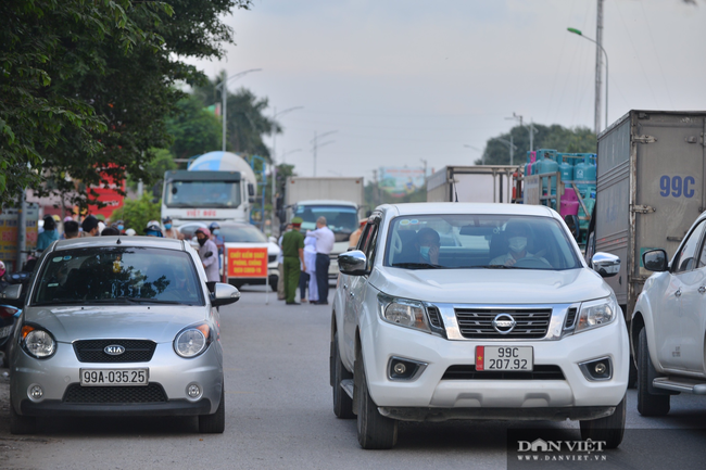 Thuận Thành lập “kỷ lục”  77 ca cộng dồn, hàng trăm phương tiện quay đầu xe, người dân tranh thủ tiếp tế lương thực - Ảnh 12.