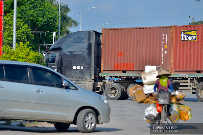 Thuận Thành lập “kỷ lục”  77 ca cộng dồn, hàng trăm phương tiện quay đầu xe, người dân tranh thủ tiếp tế lương thực - Ảnh 11.