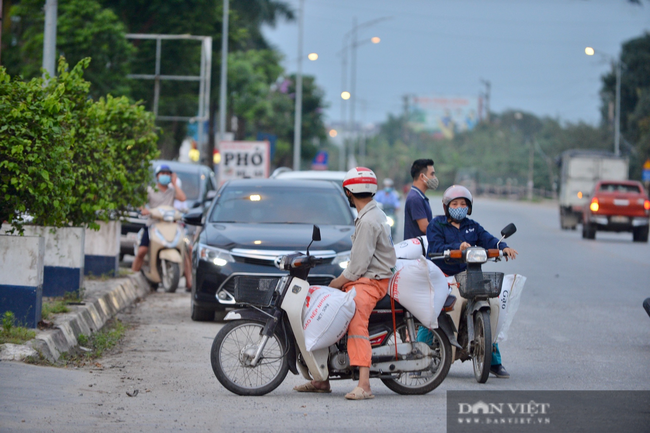 Thuận Thành lập “kỷ lục”  77 ca cộng dồn, hàng trăm phương tiện quay đầu xe, người dân tranh thủ tiếp tế lương thực - Ảnh 8.