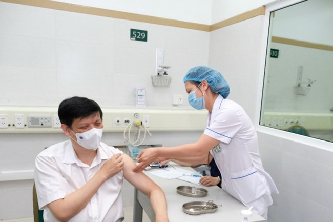 Siết chặt hơn nữa an toàn tiêm chủng vaccine Covid-19 - Ảnh 1.