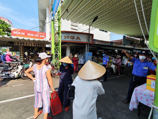 ẢNH: Người dân ngậm ngùi ra về trong ngày đầu áp dụng thẻ ra vào chợ tại Đà Nẵng  - Ảnh 3.