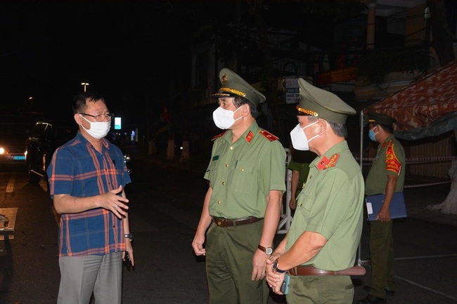 Đà Nẵng: Xuyên đêm kiểm tra điểm phong tỏa, truy vết thần tốc F1, F2 Covid-19  - Ảnh 3.