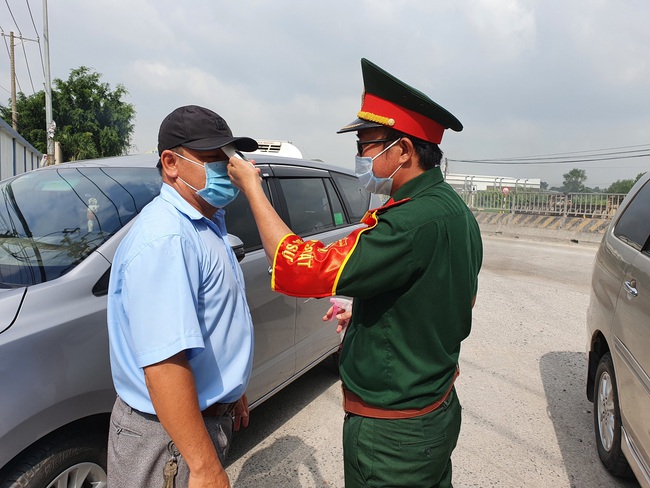 Giữa “bão dịch”, Đồng Nai xét nghiệm Covid-19 ngẫu nhiên cho công nhân, tài xế ở khu công nghiệp - Ảnh 4.