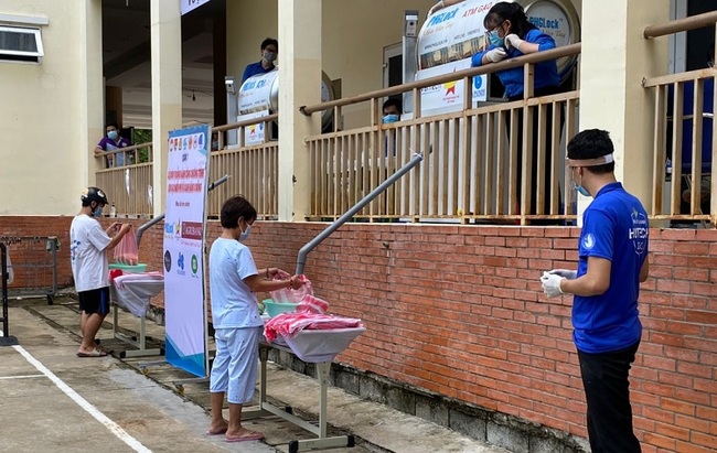 Ấm áp những &quot;Gian hàng 0 đồng&quot;, &quot;Suất ăn yêu thương&quot; giữa lòng phong tỏa - Ảnh 6.