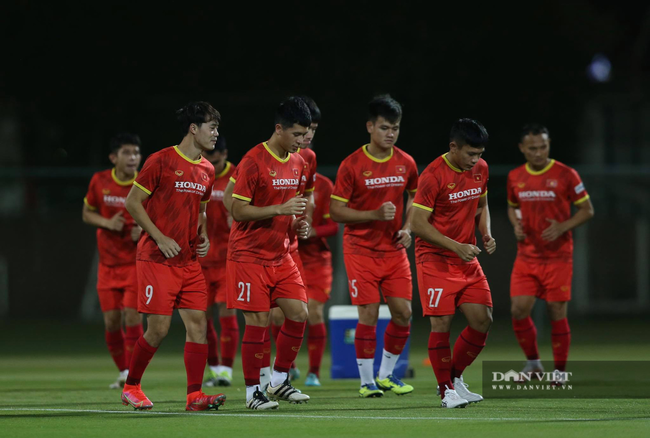 Quang Hải trêu đùa Tuấn Anh trong buổi tập trước trận gặp Malaysia - Ảnh 1.