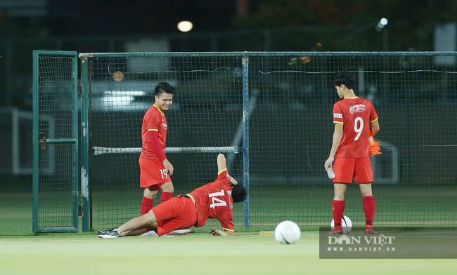 Quang Hải trêu đùa Tuấn Anh trong buổi tập trước trận gặp Malaysia - Ảnh 2.