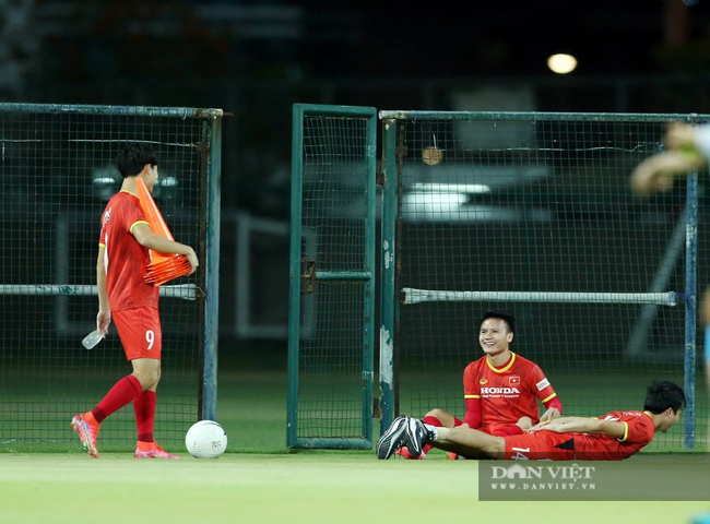 Quang Hải trêu đùa Tuấn Anh trong buổi tập trước trận gặp Malaysia - Ảnh 3.