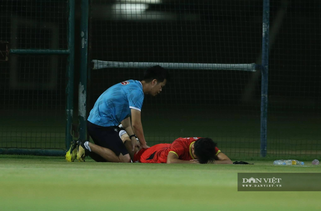 Quang Hải trêu đùa Tuấn Anh trong buổi tập trước trận gặp Malaysia - Ảnh 4.