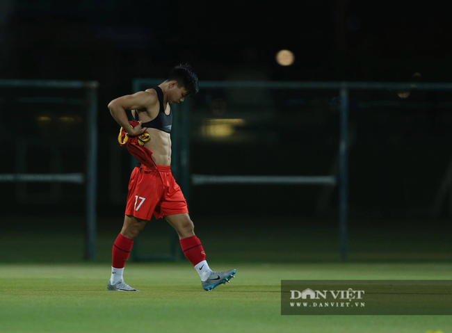 Quang Hải trêu đùa Tuấn Anh trong buổi tập trước trận gặp Malaysia - Ảnh 5.