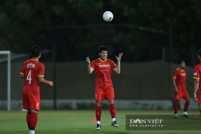 Quang Hải trêu đùa Tuấn Anh trong buổi tập trước trận gặp Malaysia - Ảnh 6.