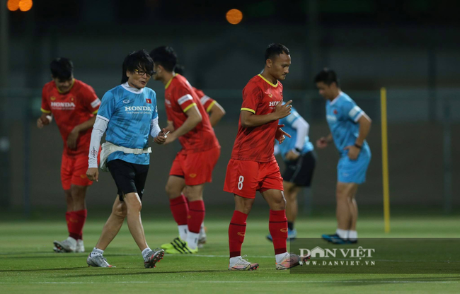 Quang Hải trêu đùa Tuấn Anh trong buổi tập trước trận gặp Malaysia - Ảnh 7.