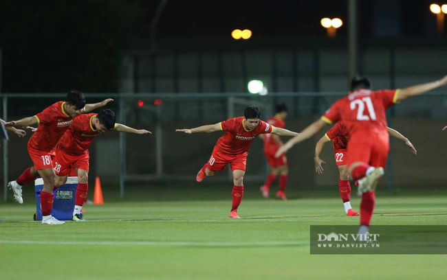 Quang Hải trêu đùa Tuấn Anh trong buổi tập trước trận gặp Malaysia - Ảnh 8.