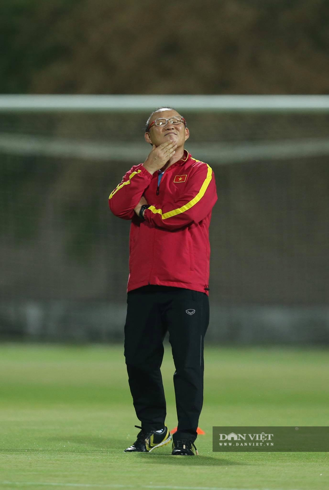 Quang Hải trêu đùa Tuấn Anh trong buổi tập trước trận gặp Malaysia - Ảnh 9.