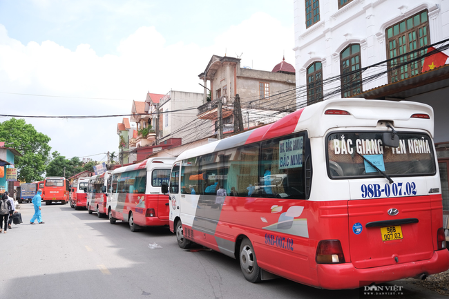 Ảnh: Lạng Sơn đón 1.062 công nhân từ tâm dịch Bắc Giang về địa phương - Ảnh 9.