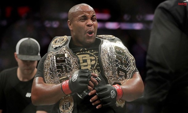 Giật mình trước tài sản của nhà vô địch hạng nặng Daniel Cormier - Ảnh 1.