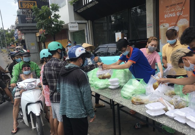 Ấm áp những &quot;Gian hàng 0 đồng&quot;, &quot;Suất ăn yêu thương&quot; giữa lòng phong tỏa - Ảnh 5.