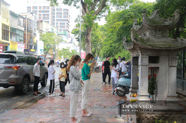 Bất chấp mưa gió phụ huynh, sĩ tử cầu may bên ngoài Văn Miếu - Ảnh 7.