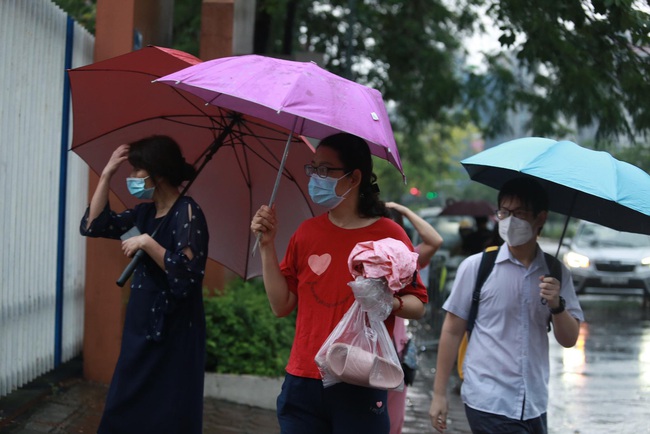 Thi vào lớp 10 Hà Nội: Dừng cách cổng trường 50m, vẫn có phụ huynh tranh cãi ầm ĩ không chấp hành - Ảnh 8.