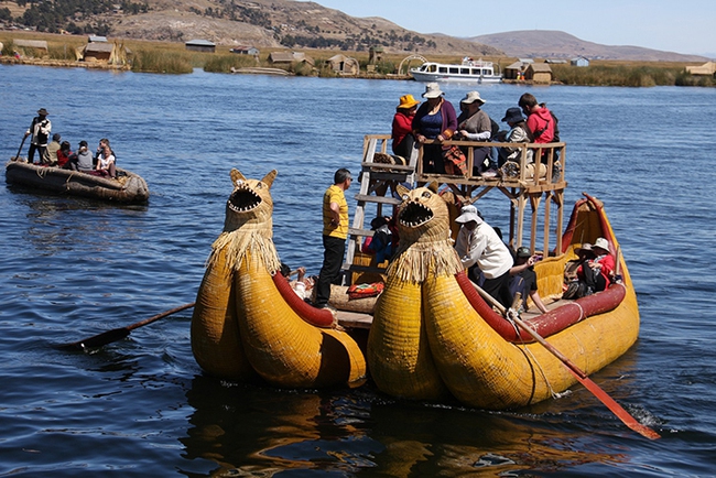 Quần đảo lau sậy độc lạ của “bộ lạc thảm bay” trên hồ Titicaca cao nhất thế giới - Ảnh 6.
