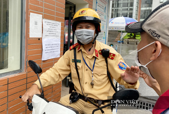 Nam sinh hoảng hốt đến nhầm điểm thi, CSGT &quot;phóng như bay&quot; vượt hơn 10km đưa đến kịp giờ chót - Ảnh 2.