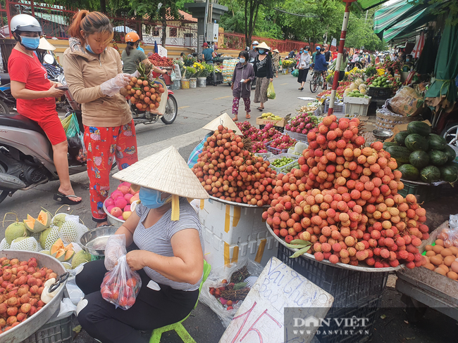 Vải thiều đỏ chợ, vỉa hè TP.HCM trước Tết Đoan ngọ, giá rẻ nên được mua tới tấp - Ảnh 1.