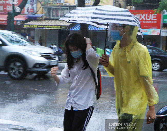 Bão số 2 suy yếu thành áp thấp nhiệt đới, Hà Nội mưa như trút - Ảnh 2.