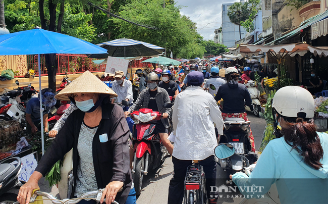 Người dân nhích từng chút một tại chợ TP.HCM, mua đồ cúng Tết Đoan ngọ sớm - Ảnh 1.