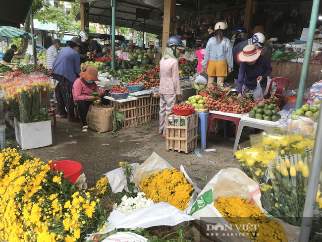 Đà Nẵng: Thị trường Tết Đoan Ngọ dồi dào hàng hóa nhưng sức mua yếu, tiểu thương ngao ngán mời khách - Ảnh 1.