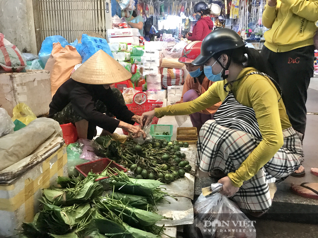 Đà Nẵng: Thị trường Tết Đoan Ngọ dồi dào hàng hóa nhưng sức mua yếu, tiểu thương ngao ngán mời khách - Ảnh 2.