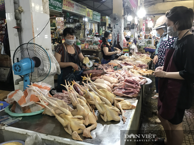Đà Nẵng: Thị trường Tết Đoan Ngọ dồi dào hàng hóa nhưng sức mua yếu, tiểu thương ngao ngán mời khách - Ảnh 5.