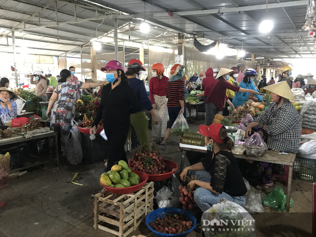 Đà Nẵng: Thị trường Tết Đoan Ngọ dồi dào hàng hóa nhưng sức mua yếu, tiểu thương ngao ngán mời khách - Ảnh 7.